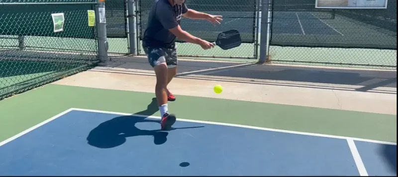 Pickleball self learner player position to return a serve on court 